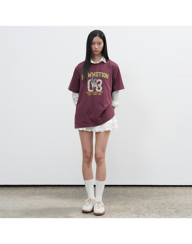 제너럴아이디어 제너럴 아이디어 UNISEX 뉴모션 빈티지 오버핏 티셔츠 [WINE] / SBE3U01004-WOMAN 착용컷