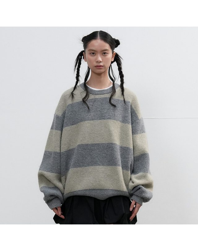제너럴아이디어 제너럴 아이디어 UNISEX 하찌 빅보더 니트 풀오버 [LIGHT KHAKI] / SBE3U05005-WOMAN 착용컷