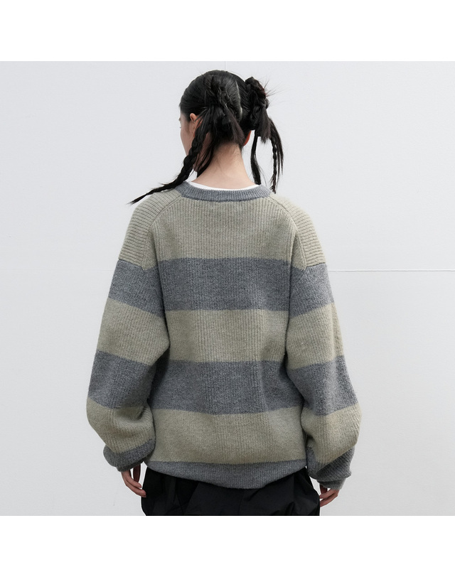 제너럴아이디어 제너럴 아이디어 UNISEX 하찌 빅보더 니트 풀오버 [LIGHT KHAKI] / SBE3U05005-WOMAN 착용컷