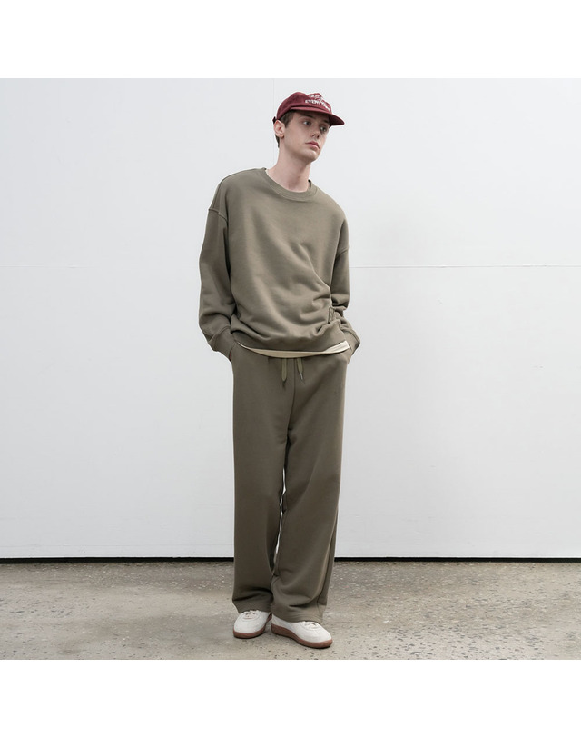 제너럴아이디어 제너럴 아이디어 UNISEX 코튼 로고 루즈핏 맨투맨 [KHAKI] / SBE3U51003-MAN 착용컷
