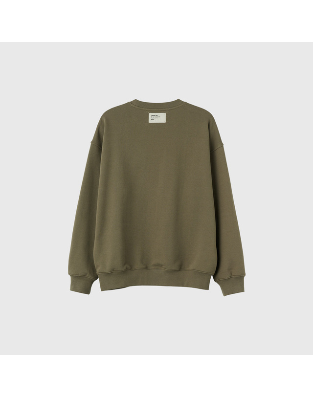 제너럴아이디어 제너럴 아이디어 UNISEX 코튼 로고 루즈핏 맨투맨 [KHAKI] / SBE3U51003-MAN 착용컷