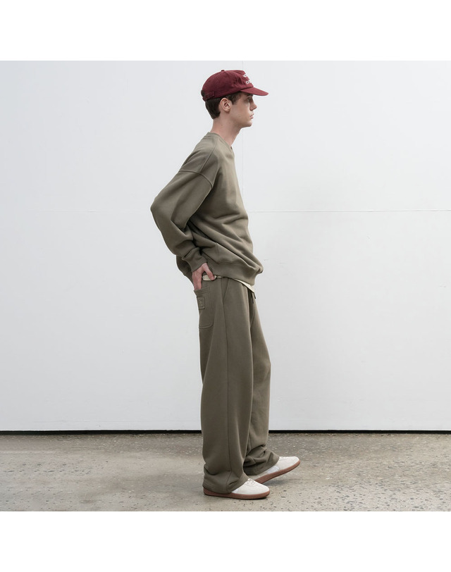 제너럴아이디어 제너럴 아이디어 UNISEX 코튼 로고 루즈핏 맨투맨 세트 [KHAKI] / SBE3U51003SET-MAN 착용컷