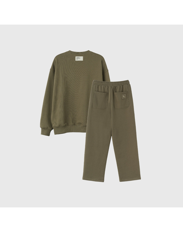 제너럴아이디어 제너럴 아이디어 UNISEX 코튼 로고 루즈핏 맨투맨 세트 [KHAKI] / SBE3U51003SET-MAN 착용컷