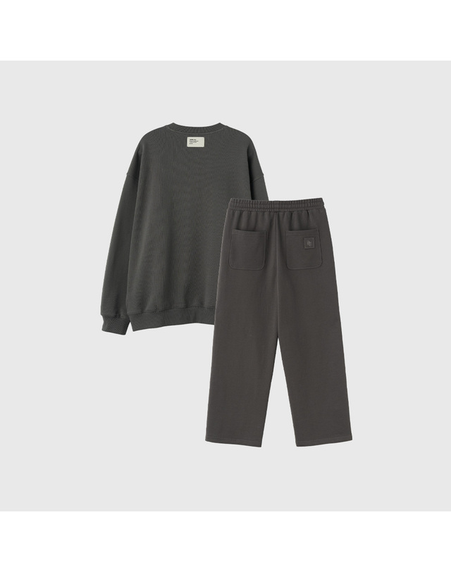 제너럴아이디어 제너럴 아이디어 UNISEX 코튼 로고 루즈핏 맨투맨 세트 [CHARCOAL] / SBE3U51003SET-MAN 착용컷