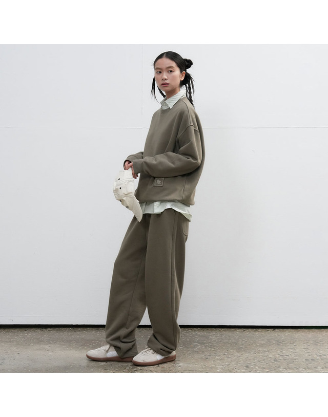 제너럴아이디어 제너럴 아이디어 UNISEX 코튼 로고 루즈핏 맨투맨 세트 [KHAKI] / SBE3U51003SET-WOMAN 착용컷