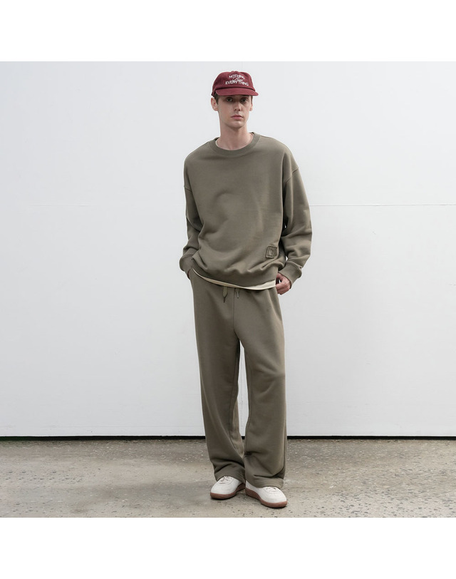 제너럴아이디어 제너럴 아이디어 UNISEX 코튼 로고 와이드 밴딩 팬츠 [KHAKI] / SBE3U52003-MAN 착용컷