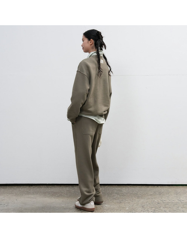 제너럴아이디어 제너럴 아이디어 UNISEX 코튼 로고 와이드 밴딩 팬츠 [KHAKI] / SBE3U52003-WOMAN 착용컷