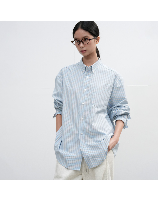 제너럴아이디어 제너럴 아이디어 UNISEX 루즈핏 스트라이프 셔츠 [2COL] / SBE3U03003-WOMAN 착용컷