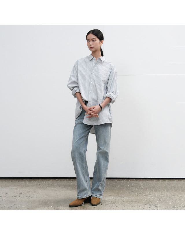 제너럴아이디어 제너럴 아이디어 UNISEX 루즈핏 스트라이프 셔츠 [GREY] / SBE3U03003-WOMAN 착용컷