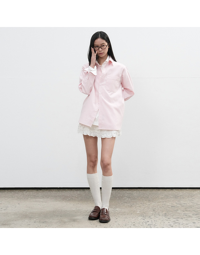 제너럴아이디어 제너럴 아이디어 UNISEX 레귤러핏 옥스포드 스트라이프 셔츠 [PINK] / SBE3U03001-WOMAN 착용컷
