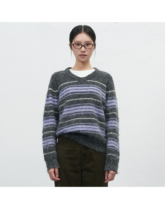 제너럴아이디어 제너럴 아이디어 WOMAN 헤어리 스트라이프 루즈핏 풀오버 [CHARCOAL] / WBE4L05534 착용컷