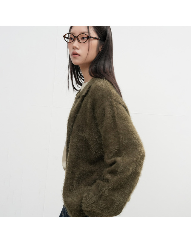제너럴아이디어 제너럴 아이디어 UNISEX 헤어리 집업 카라 가디건 [KHAKI] / SBE4U04009-WOMAN 착용컷