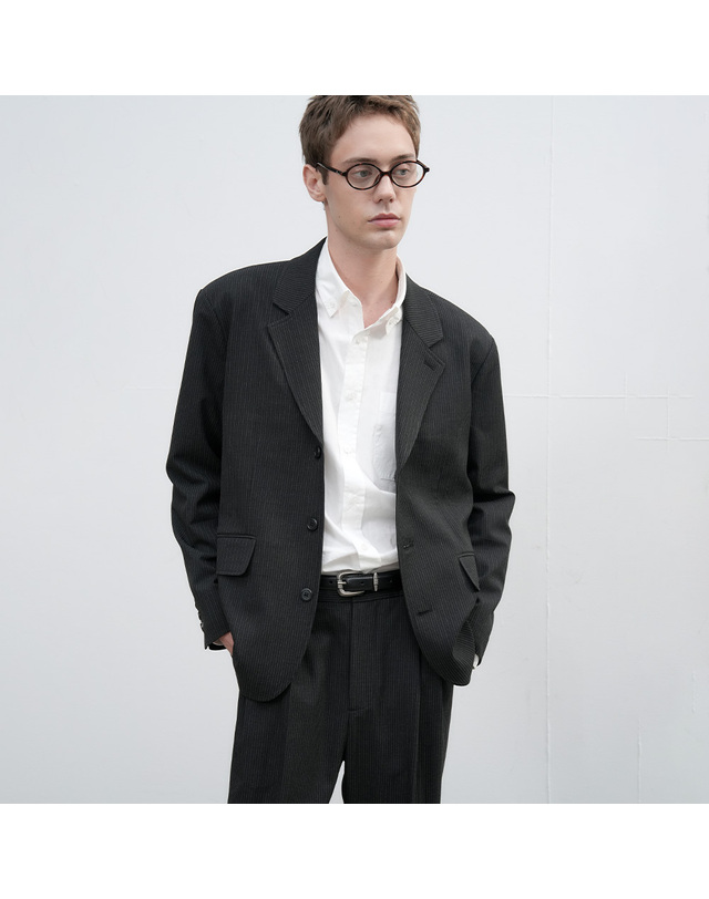 제너럴아이디어 제너럴 아이디어 MAN 클래식 수트 블레이저 세트 [CHARCOAL STRIPE] / SBE3M55008SET 착용컷