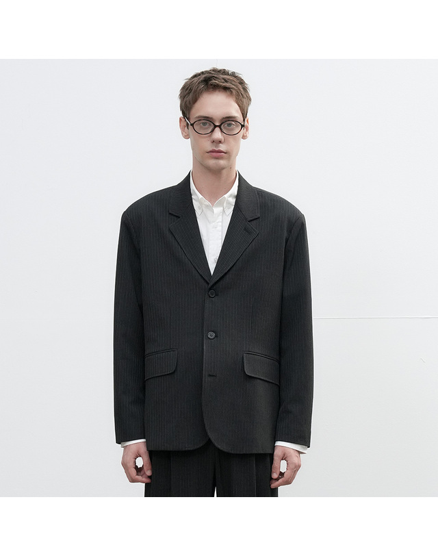 제너럴아이디어 제너럴 아이디어 MAN 클래식 수트 블레이저 세트 [CHARCOAL STRIPE] / SBE3M55008SET 착용컷