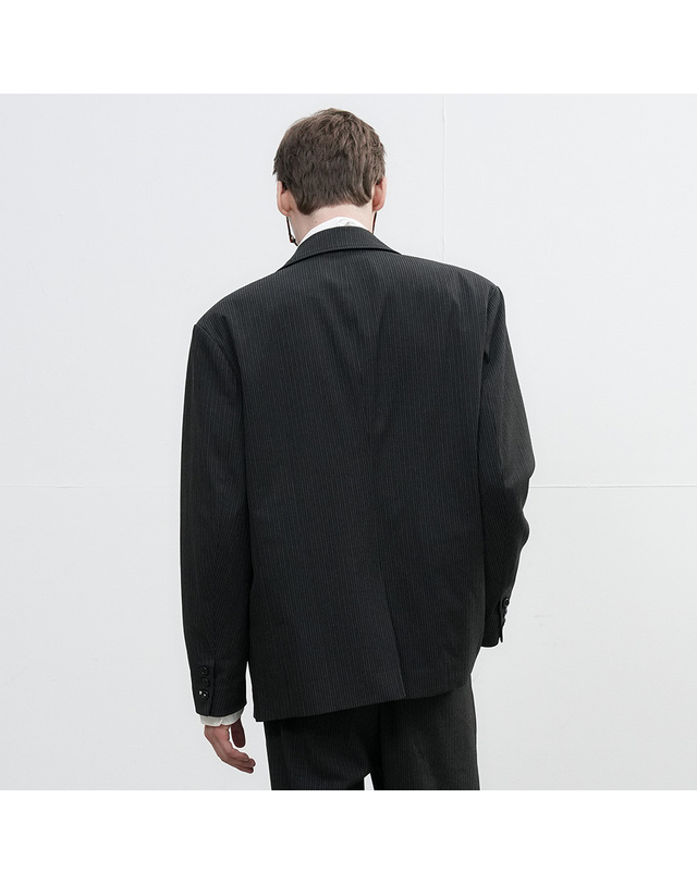 제너럴아이디어 제너럴 아이디어 MAN 클래식 수트 블레이저 세트 [CHARCOAL STRIPE] / SBE3M55008SET 착용컷