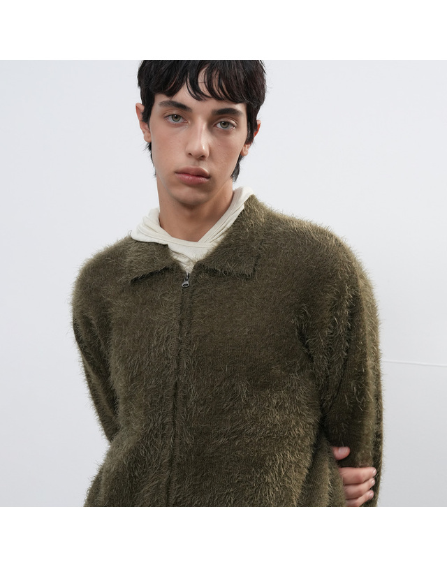 제너럴아이디어 제너럴 아이디어 UNISEX 헤어리 집업 카라 가디건 [KHAKI] / SBE4U04009-MAN 착용컷