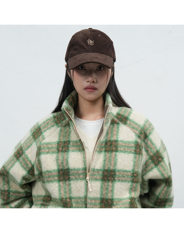 제너럴아이디어 제너럴 아이디어 UNISEX 코듀로이 GNRL 로고 볼캡 [3COL] / SBE3U91005-WOMAN 착용컷