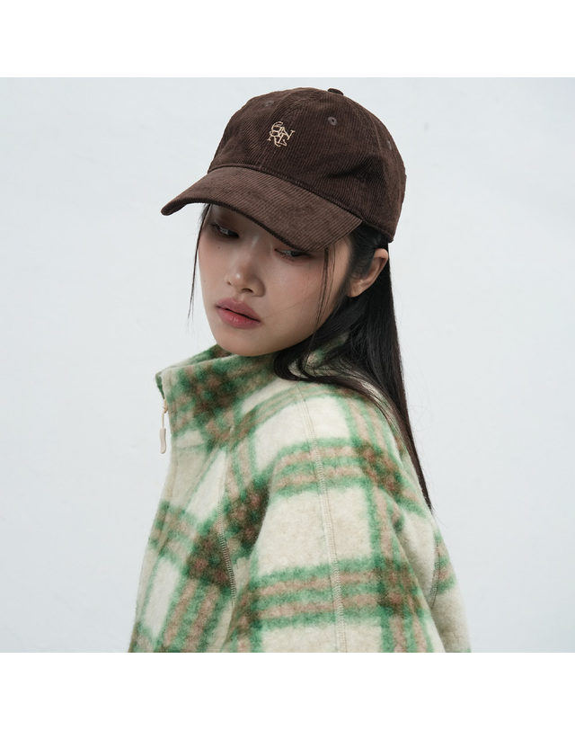 제너럴아이디어 제너럴 아이디어 UNISEX 코듀로이 GNRL 로고 볼캡 [3COL] / SBE3U91005-WOMAN 착용컷