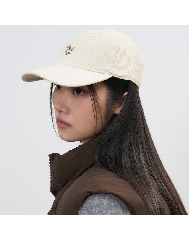 제너럴아이디어 제너럴 아이디어 UNISEX 코듀로이 GNRL 로고 볼캡 [CREAM] / SBE3U91005-WOMAN 착용컷