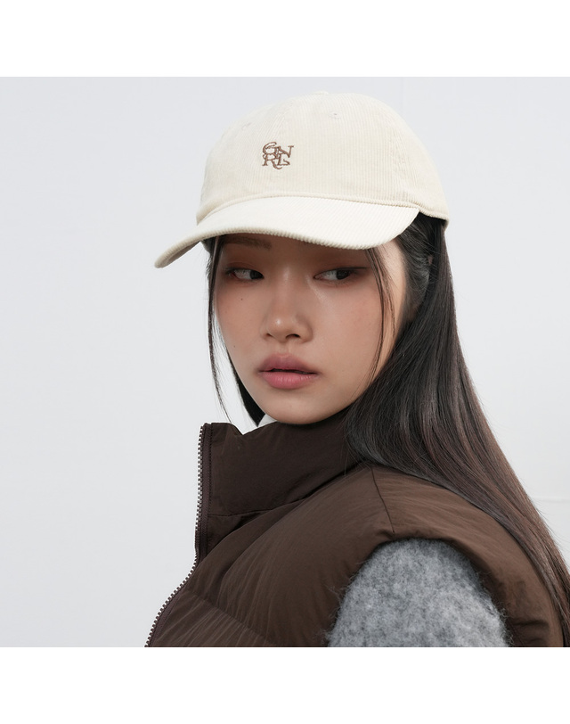 제너럴아이디어 제너럴 아이디어 UNISEX 코듀로이 GNRL 로고 볼캡 [CREAM] / SBE3U91005-WOMAN 착용컷
