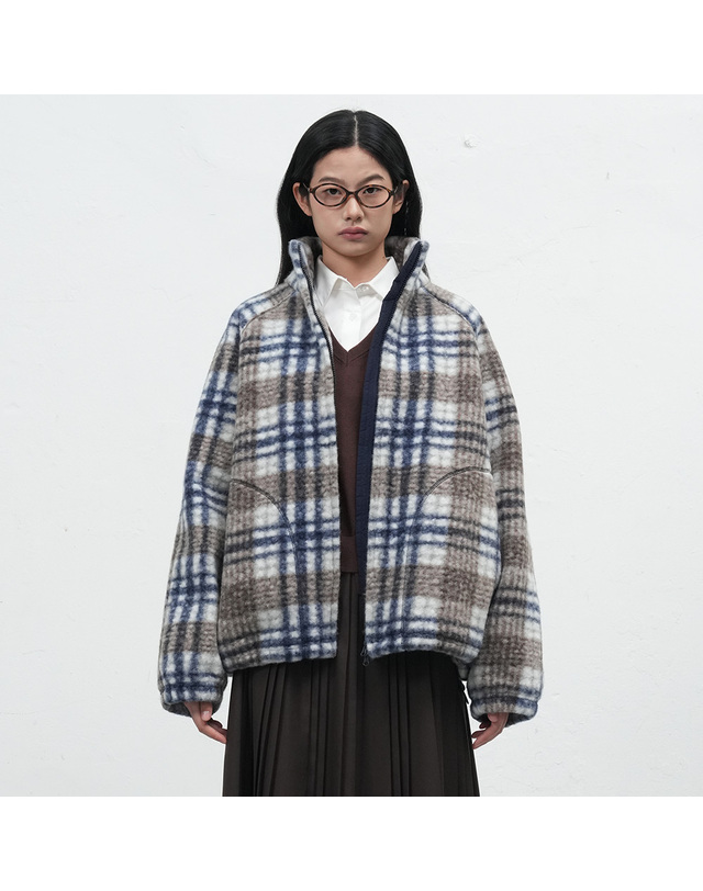 제너럴아이디어 제너럴 아이디어 UNISEX 웜 체크 플리스 집업 점퍼 [NAVY] / SBE3U07013-WOMAN 착용컷