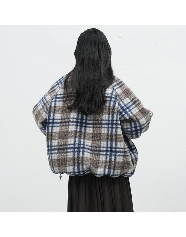 제너럴아이디어 제너럴 아이디어 UNISEX 웜 체크 플리스 집업 점퍼 [NAVY] / SBE3U07013-WOMAN 착용컷