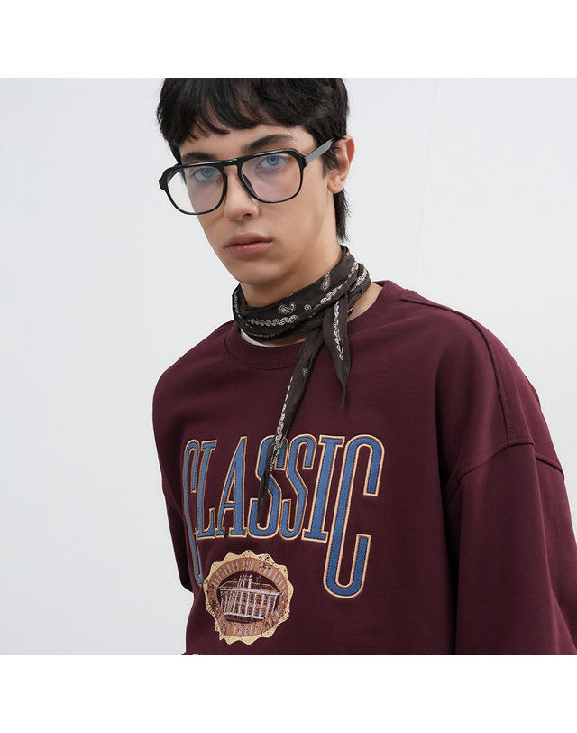 제너럴아이디어 제너럴 아이디어 UNISEX 클래식 아플리케 루즈핏 맨투맨 [BURGUNDY] / SBE3U02009-MAN 착용컷