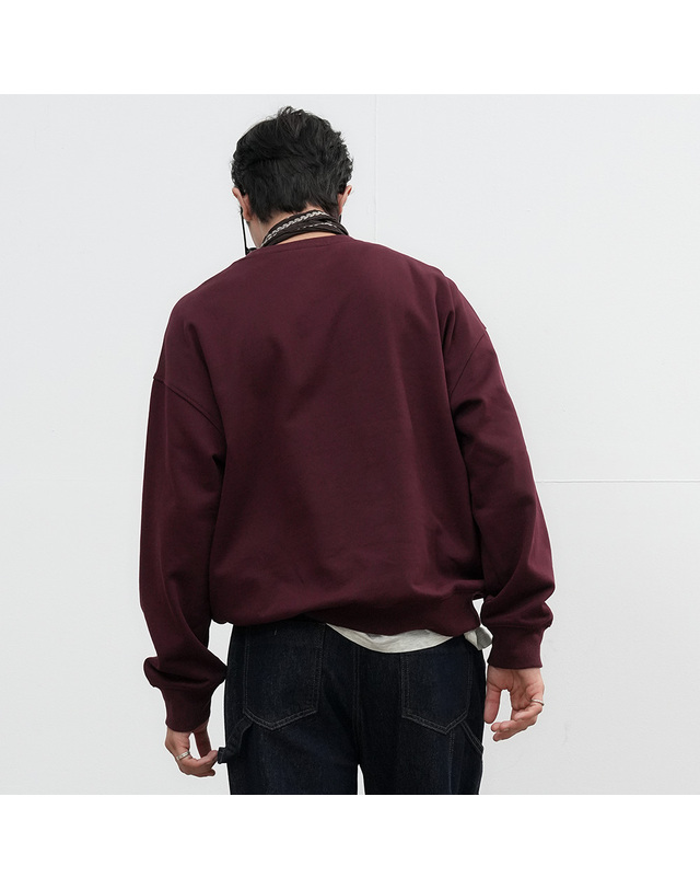 제너럴아이디어 제너럴 아이디어 UNISEX 클래식 아플리케 루즈핏 맨투맨 [BURGUNDY] / SBE3U02009-MAN 착용컷