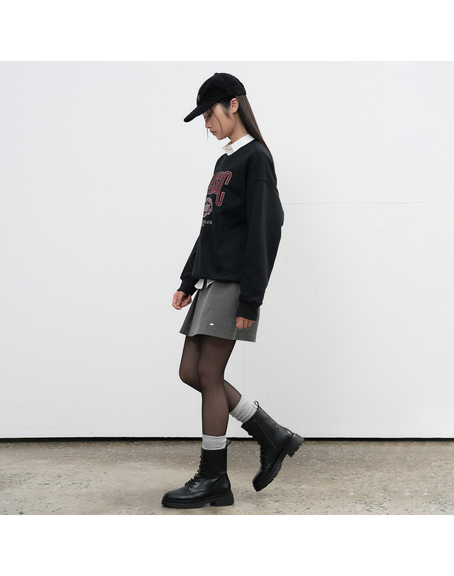 제너럴아이디어 제너럴 아이디어 UNISEX 클래식 아플리케 루즈핏 맨투맨 [BLACK] / SBE3U02009-WOMAN 착용컷