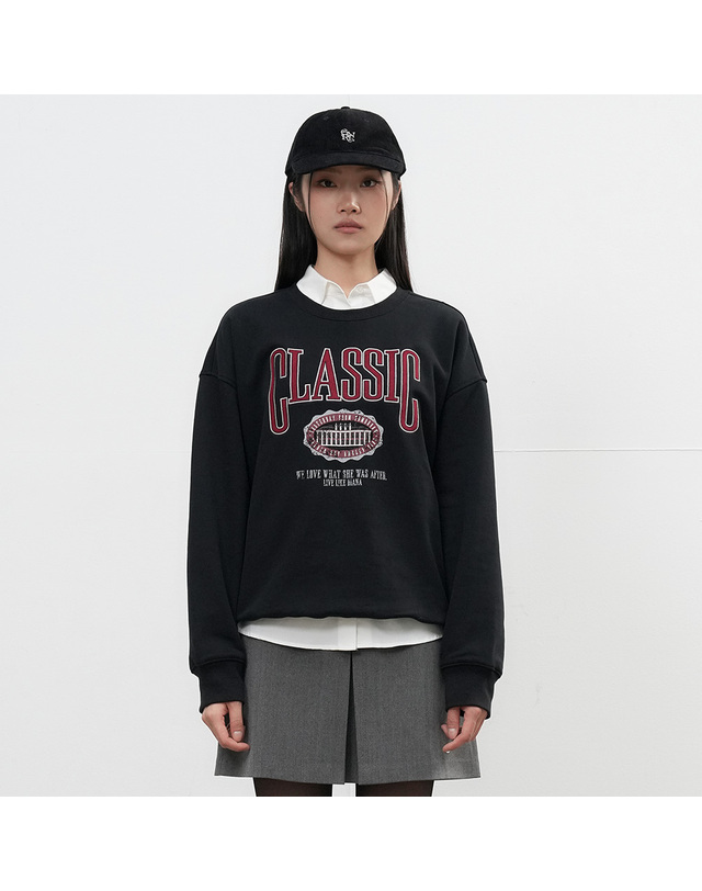 제너럴아이디어 제너럴 아이디어 UNISEX 클래식 아플리케 루즈핏 맨투맨 [BLACK] / SBE3U02009-WOMAN 착용컷