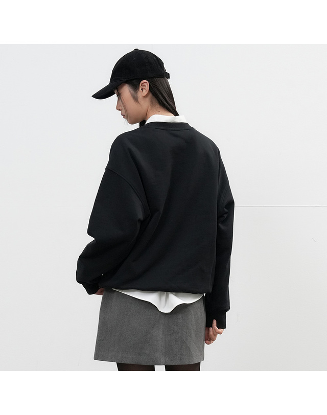 제너럴아이디어 제너럴 아이디어 UNISEX 클래식 아플리케 루즈핏 맨투맨 [BLACK] / SBE3U02009-WOMAN 착용컷
