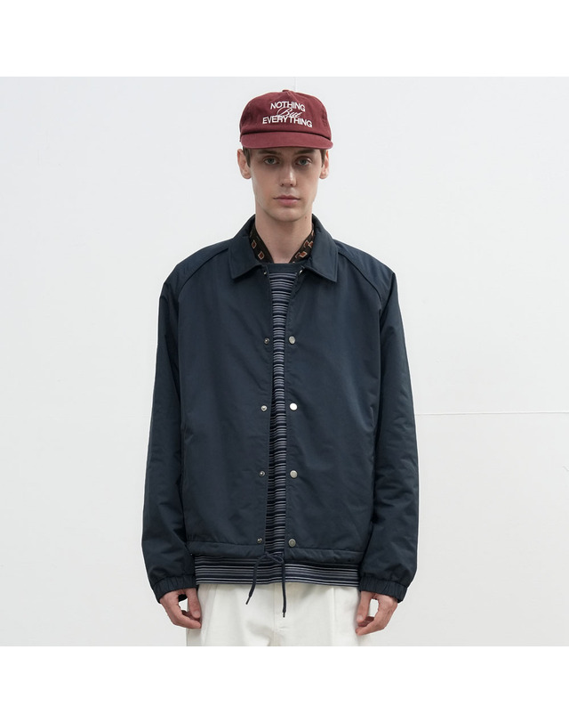 제너럴아이디어 제너럴 아이디어 UNISEX 플리스 라이닝 코치 자켓 [NAVY] / SBE3U07005-MAN 착용컷