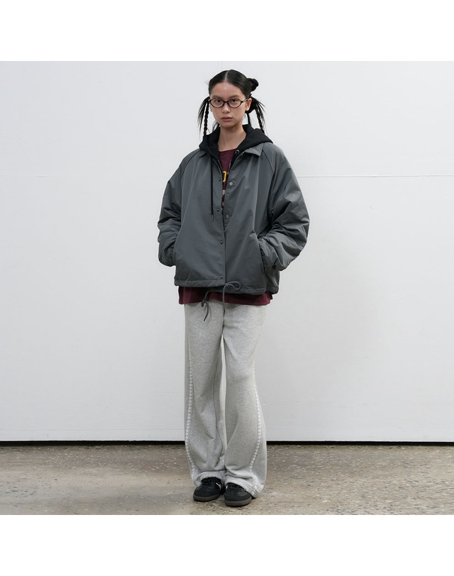 제너럴아이디어 제너럴 아이디어 UNISEX 플리스 라이닝 코치 자켓 [CHARCOAL] / SBE3U07005-WOMAN 착용컷