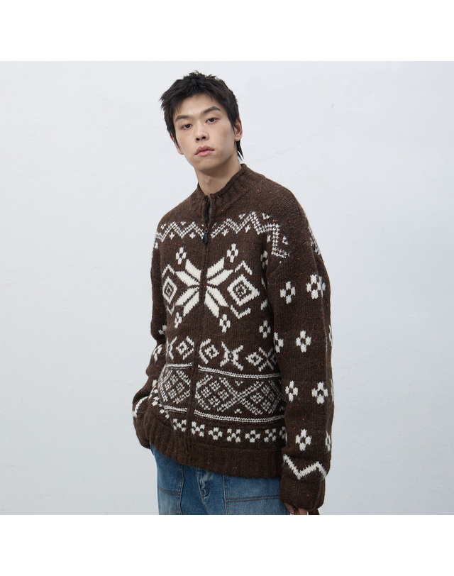 제너럴아이디어 제너럴 아이디어 UNISEX 하이넥 노르딕 집업 가디건 [BROWN] / SBE4U04017-MAN 착용컷