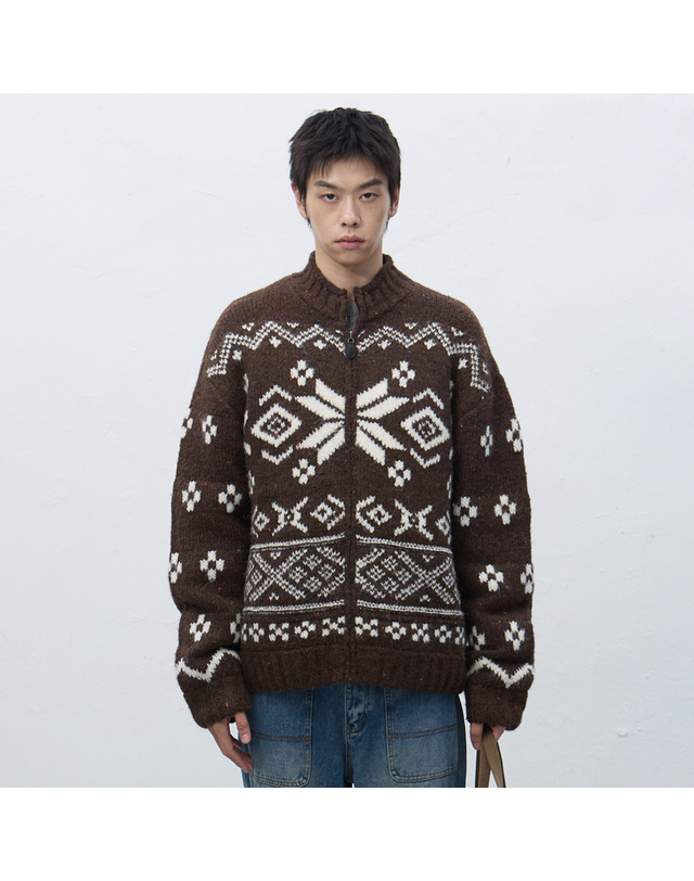 제너럴아이디어 제너럴 아이디어 UNISEX 하이넥 노르딕 집업 가디건 [BROWN] / SBE4U04017-MAN 착용컷