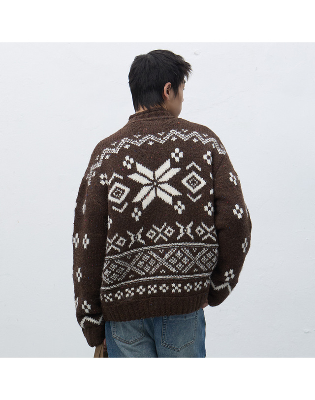 제너럴아이디어 제너럴 아이디어 UNISEX 하이넥 노르딕 집업 가디건 [BROWN] / SBE4U04017-MAN 착용컷