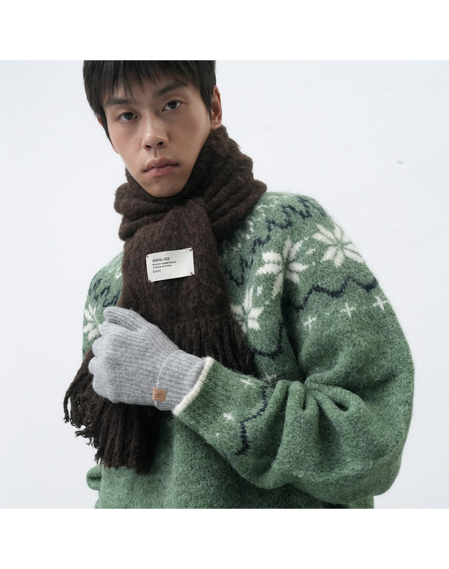 제너럴아이디어 제너럴 아이디어 UNISEX 헤어리 니트 머플러 [BROWN] / SBE4U96014 착용컷