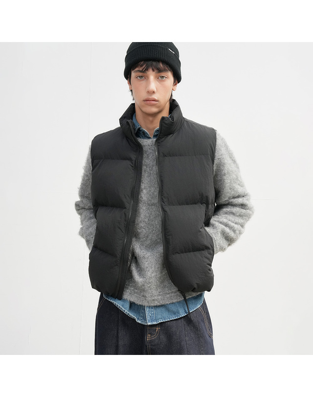제너럴아이디어 제너럴 아이디어 UNISEX 나일론 패딩 베스트 [BLACK] / SBE3U08009-MAN 착용컷