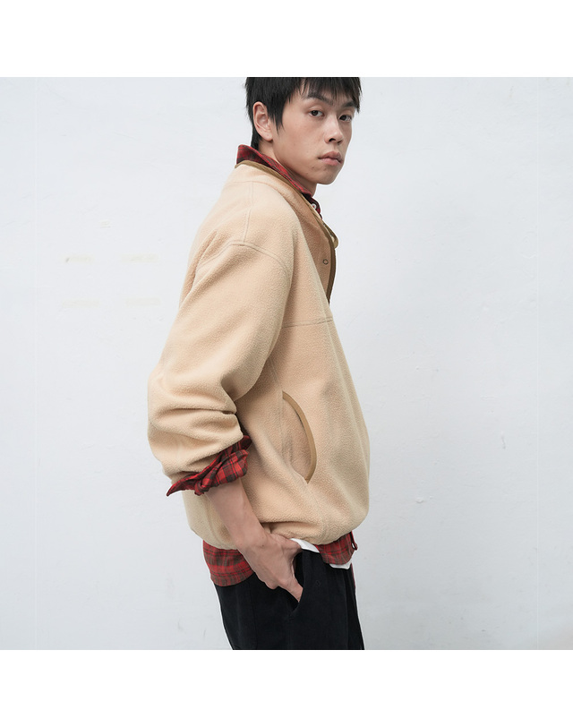 제너럴아이디어 제너럴 아이디어 UNISEX 소프트 하이넥 플리스 아노락 [BEIGE] / SBE4U02010-MAN 착용컷