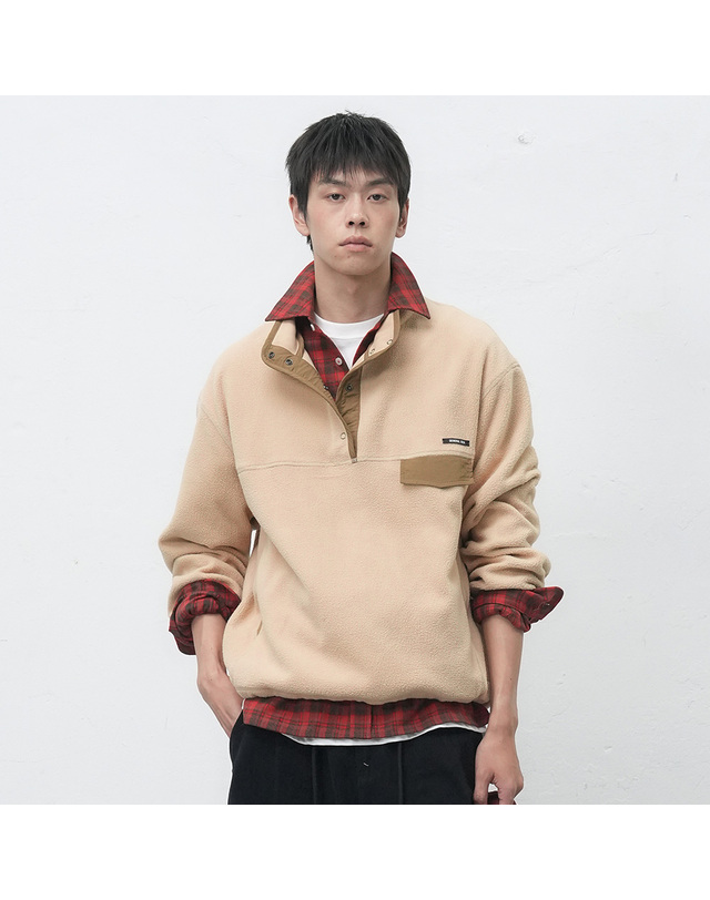 제너럴아이디어 제너럴 아이디어 UNISEX 소프트 하이넥 플리스 아노락 [BEIGE] / SBE4U02010-MAN 착용컷