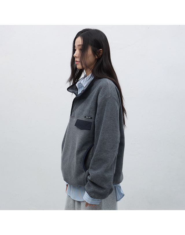 제너럴아이디어 제너럴 아이디어 UNISEX 소프트 하이넥 플리스 아노락 [3COL] / SBE4U02010-WOMAN 착용컷
