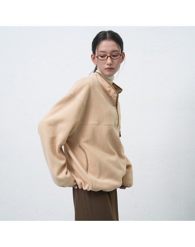 제너럴아이디어 제너럴 아이디어 UNISEX 소프트 하이넥 플리스 아노락 [3COL] / SBE4U02010-WOMAN 착용컷