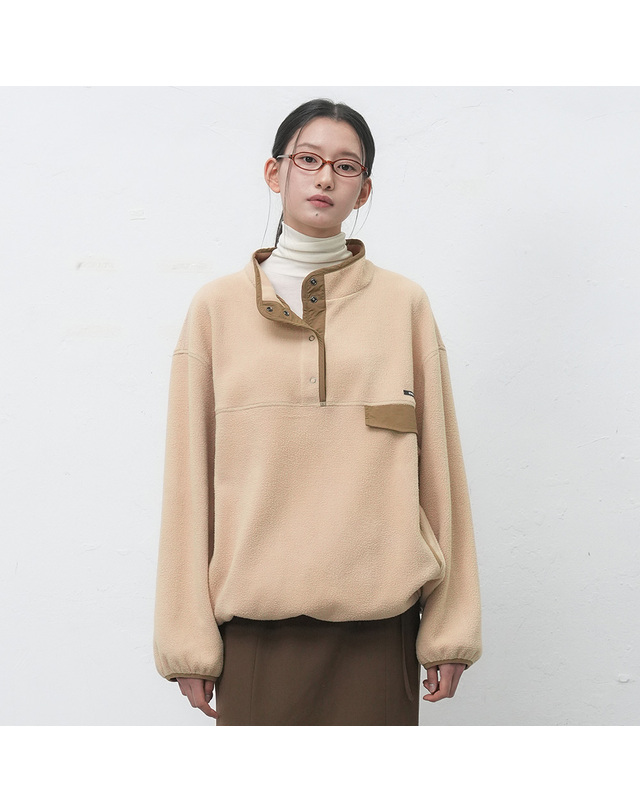 제너럴아이디어 제너럴 아이디어 UNISEX 소프트 하이넥 플리스 아노락 [BEIGE] / SBE4U02010-WOMAN 착용컷