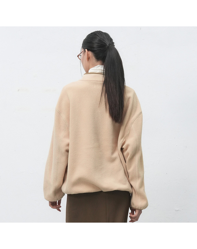 제너럴아이디어 제너럴 아이디어 UNISEX 소프트 하이넥 플리스 아노락 [BEIGE] / SBE4U02010-WOMAN 착용컷