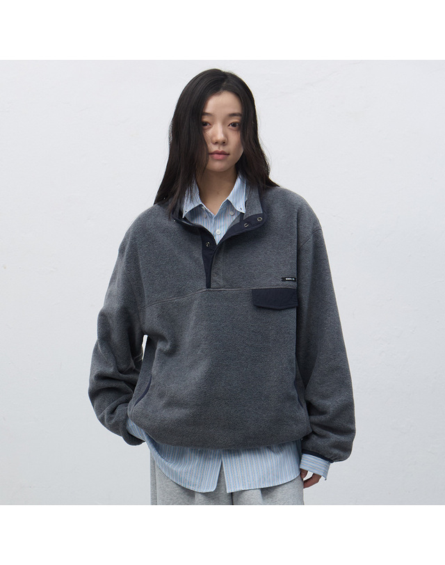 제너럴아이디어 제너럴 아이디어 UNISEX 소프트 하이넥 플리스 아노락 [CHARCOAL] / SBE4U02010-WOMAN 착용컷