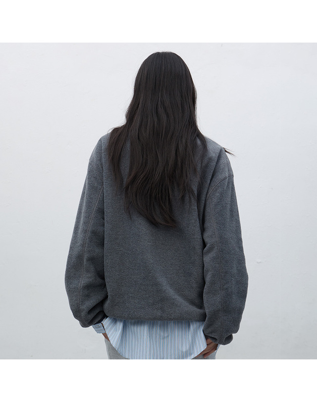 제너럴아이디어 제너럴 아이디어 UNISEX 소프트 하이넥 플리스 아노락 [CHARCOAL] / SBE4U02010-WOMAN 착용컷