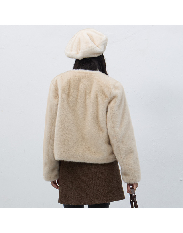 제너럴아이디어 제너럴 아이디어 [아르노] WOMAN 노카라 머플러 페이크 퍼 자켓 [BEIGE] / GF7LJP536 착용컷