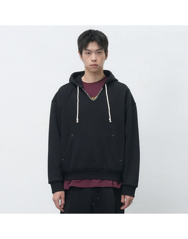 제너럴아이디어 제너럴 아이디어 UNISEX 스티치 브이넥 스웻 후드티 [BLACK] / SBE4U51013-MAN 착용컷