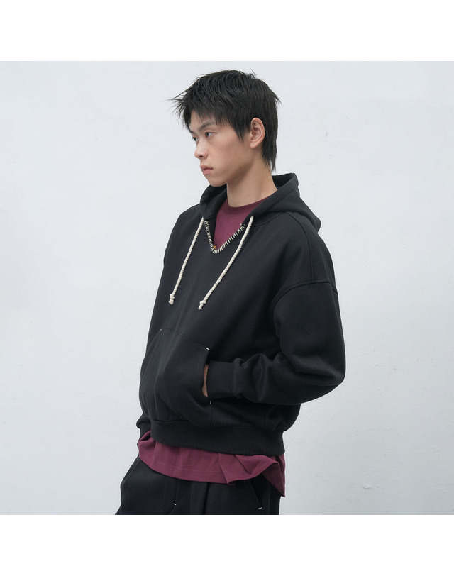 제너럴아이디어 제너럴 아이디어 UNISEX 스티치 브이넥 스웻 후드티 [BLACK] / SBE4U51013-MAN 착용컷