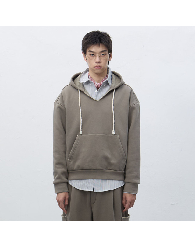제너럴아이디어 제너럴 아이디어 UNISEX 스티치 브이넥 스웻 후드티 [GREY] / SBE4U51013-MAN 착용컷